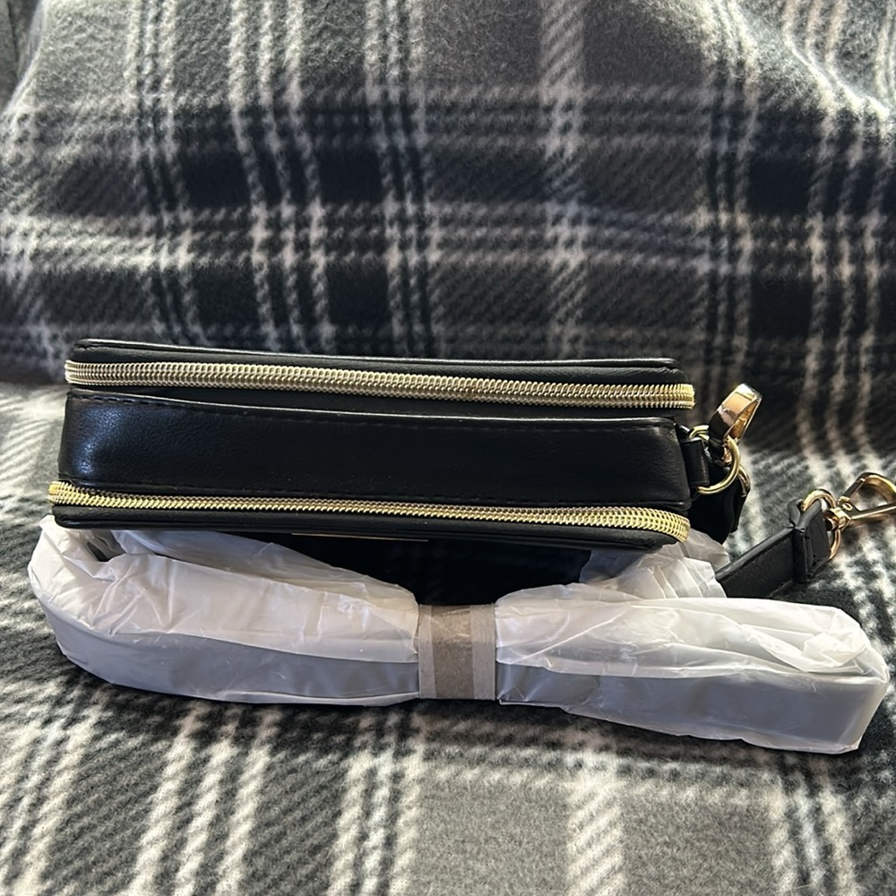 COPY - Adrienne Vittadini Studio  Cross body with charging pack - Picture 3 of 16